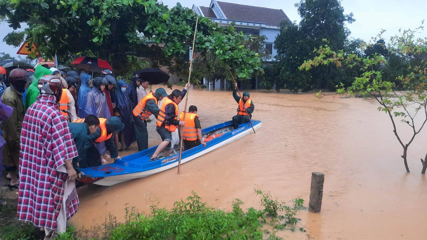 Hanoi: In Vietnam kommt es im Oktober immer wieder zu heftigen Regenfällen: Die Wassermassen verursachen auch immer wieder Erdrutsche. (Symbolbild)