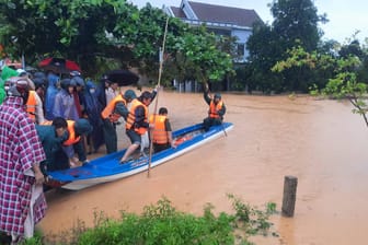 Hanoi: In Vietnam kommt es im Oktober immer wieder zu heftigen Regenfällen: Die Wassermassen verursachen auch immer wieder Erdrutsche. (Symbolbild)