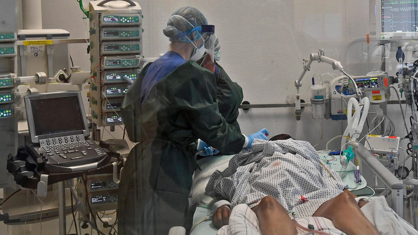 Universitätsklinikum Essen: Blick in ein Stationszimmer mit Beatmungsgerät fuer schwererkrankte Covid-19 Patienten.