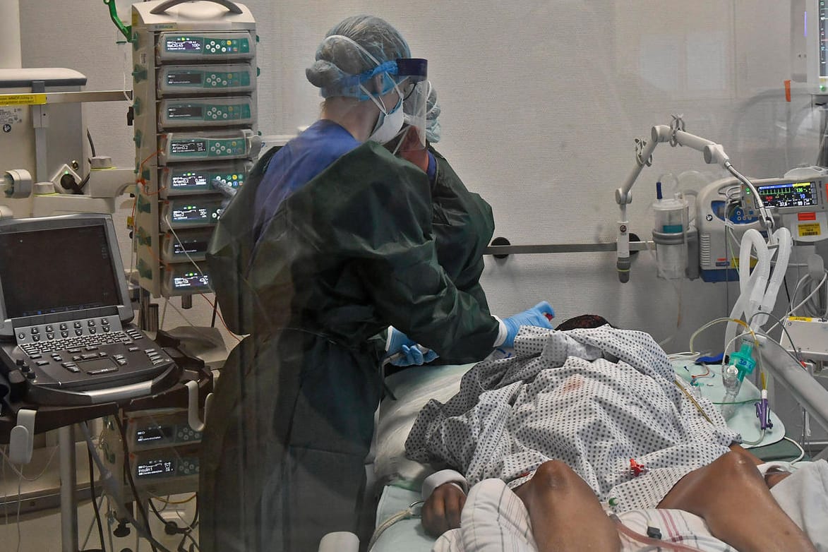 Universitätsklinikum Essen: Blick in ein Stationszimmer mit Beatmungsgerät fuer schwererkrankte Covid-19 Patienten.