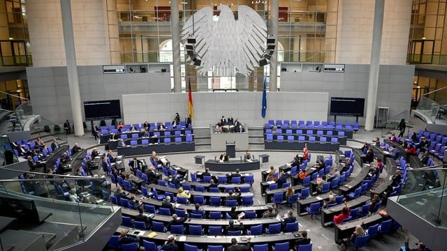 Immer mehr Parteien wollen das Parlament stärker an Corona-Entscheidungen beteiligen. Immer mehr Parteien wollen das Parlament stärker an Corona-Entscheidungen beteiligen.