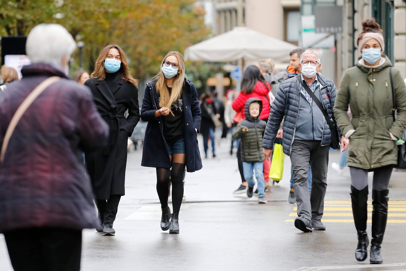 Zürich: Passanten mit Schutzmasken unterwegs an der Bahnhofstrasse. Die Schweiz hat nach einem heftigen Anstieg der Infektionszahlen strengere Regeln erlassen.