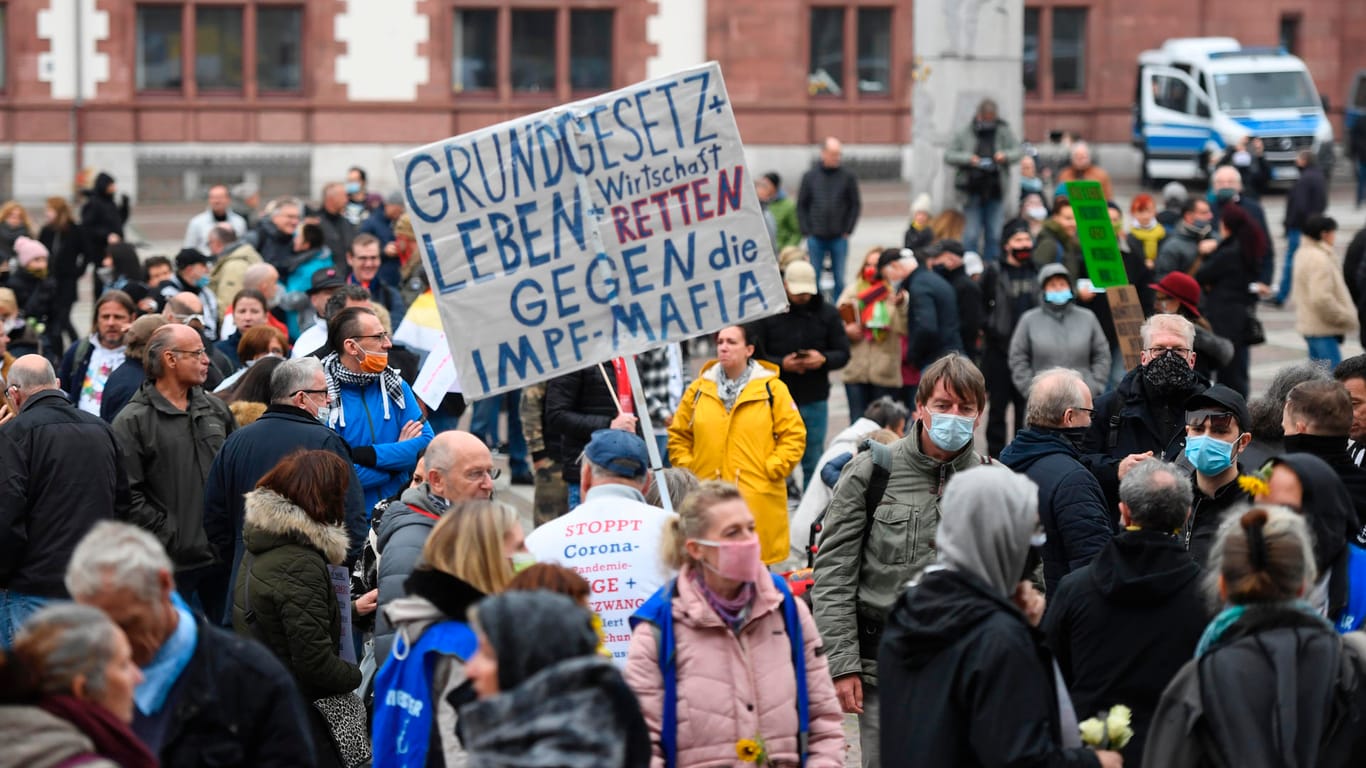 Ein Transparent der Demonstranten: In Dortmund wurde gegen die Corona-Regeln demonstriert.