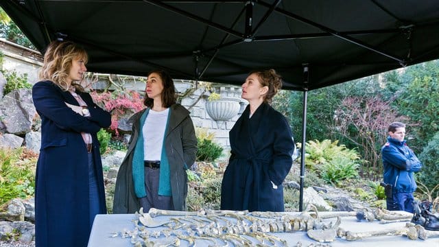 Kommissarin Isabelle Grandjean (Anna Pieri Zuercher, l-r), Kommissarin Tessa Ott (Carol Schuler) und Staatsanwältin Anita Wegenast (Rachel Braunschweig) in einer Szene des "Tatort: Züri brännt". Kommissarin Isabelle Grandjean (Anna Pieri Zuercher, l-r), Kommissarin Tessa Ott (Carol Schuler) und Staatsanwältin Anita Wegenast (Rachel Braunschweig) in einer Szene des "Tatort: Züri brännt".