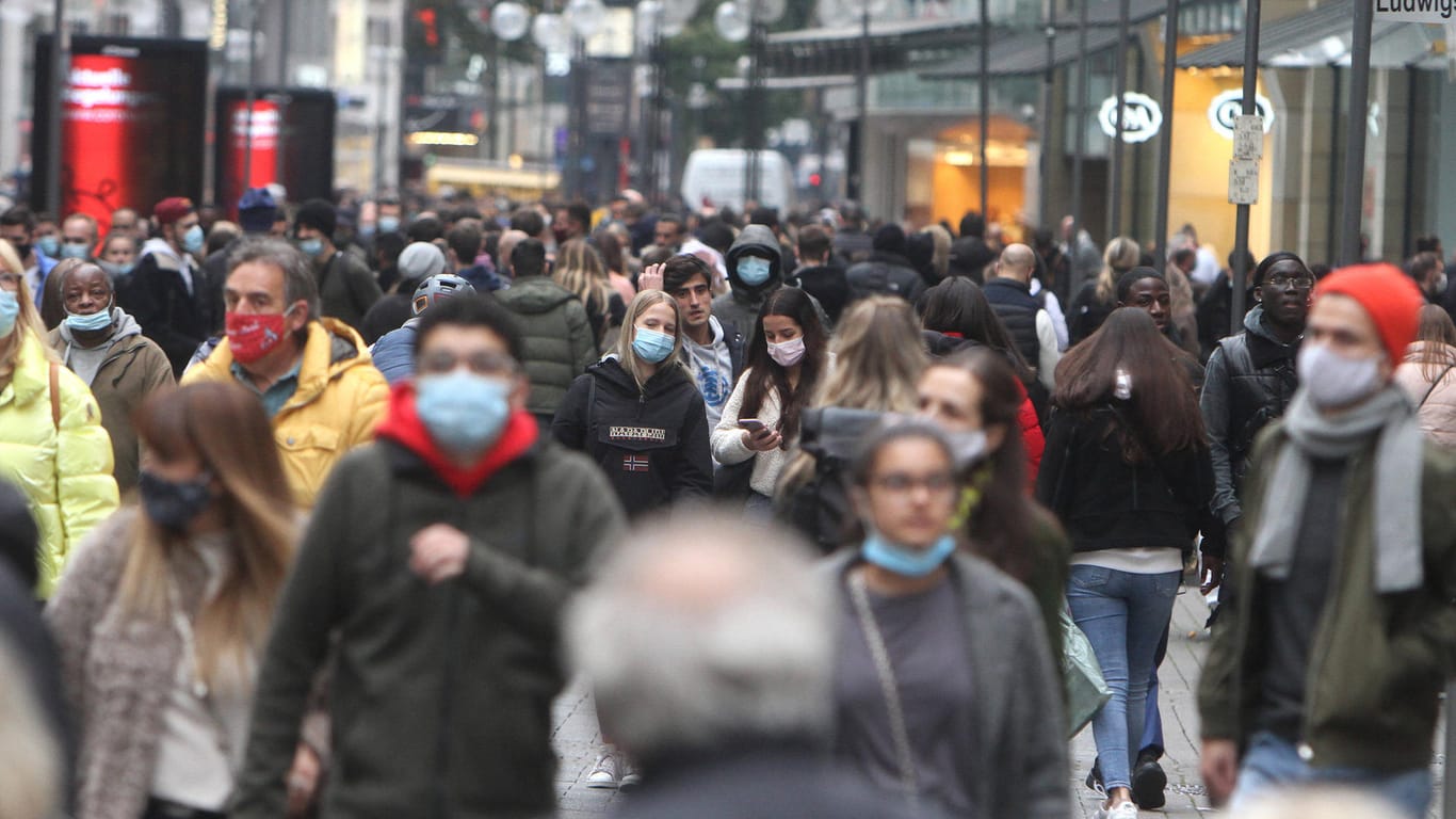 Menschen tragen Masken in einer Einkaufsstraße (Symbolbild): In Bielefeld gilt nun eine Maskenpflicht in der Altstadt.
