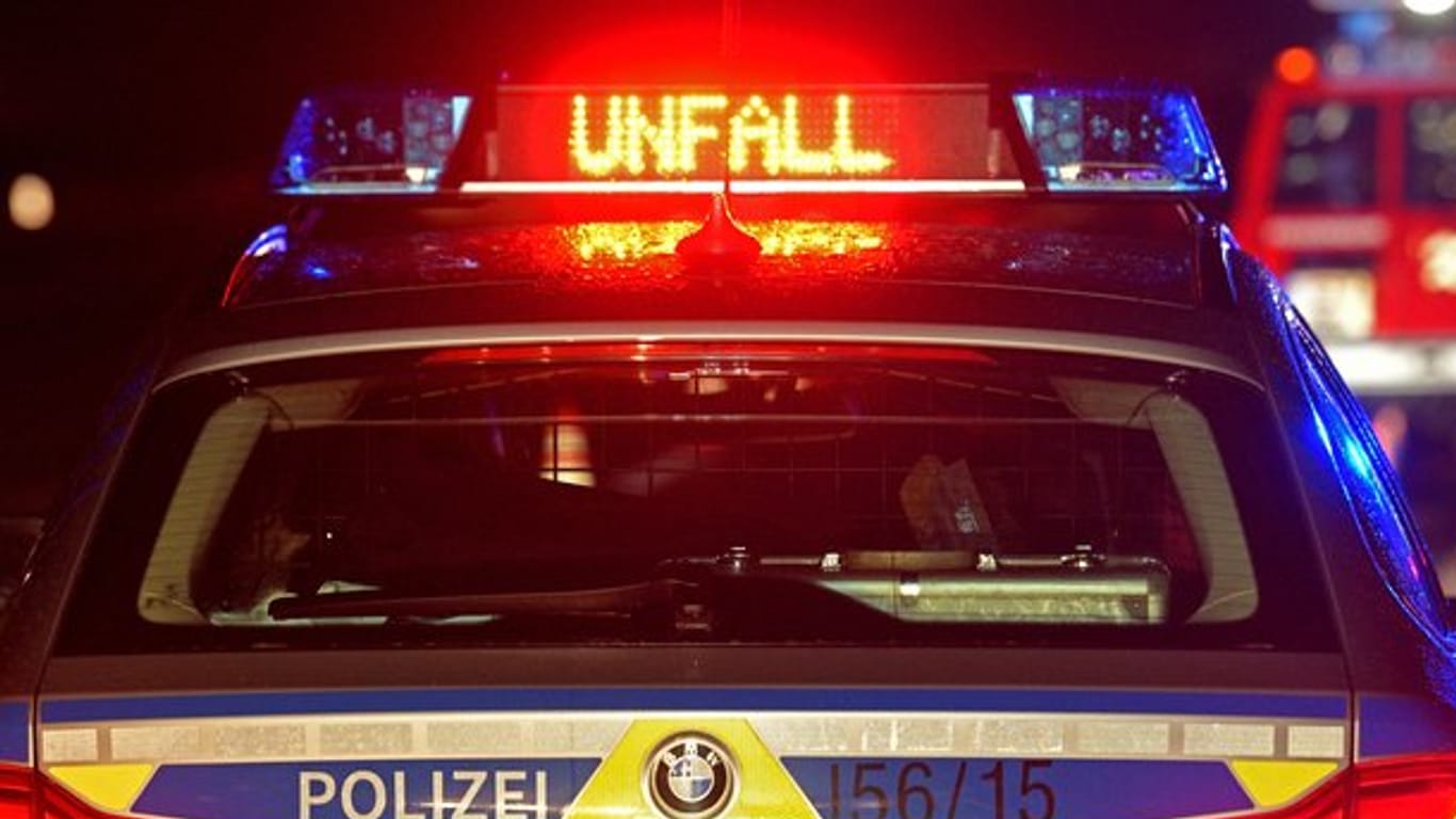 Ein Polizeiwagen an einer Unfallstelle: Im Weimarer Land übersah ein Autofahrer eine Radfahrerin und verletzte sie tödlich.