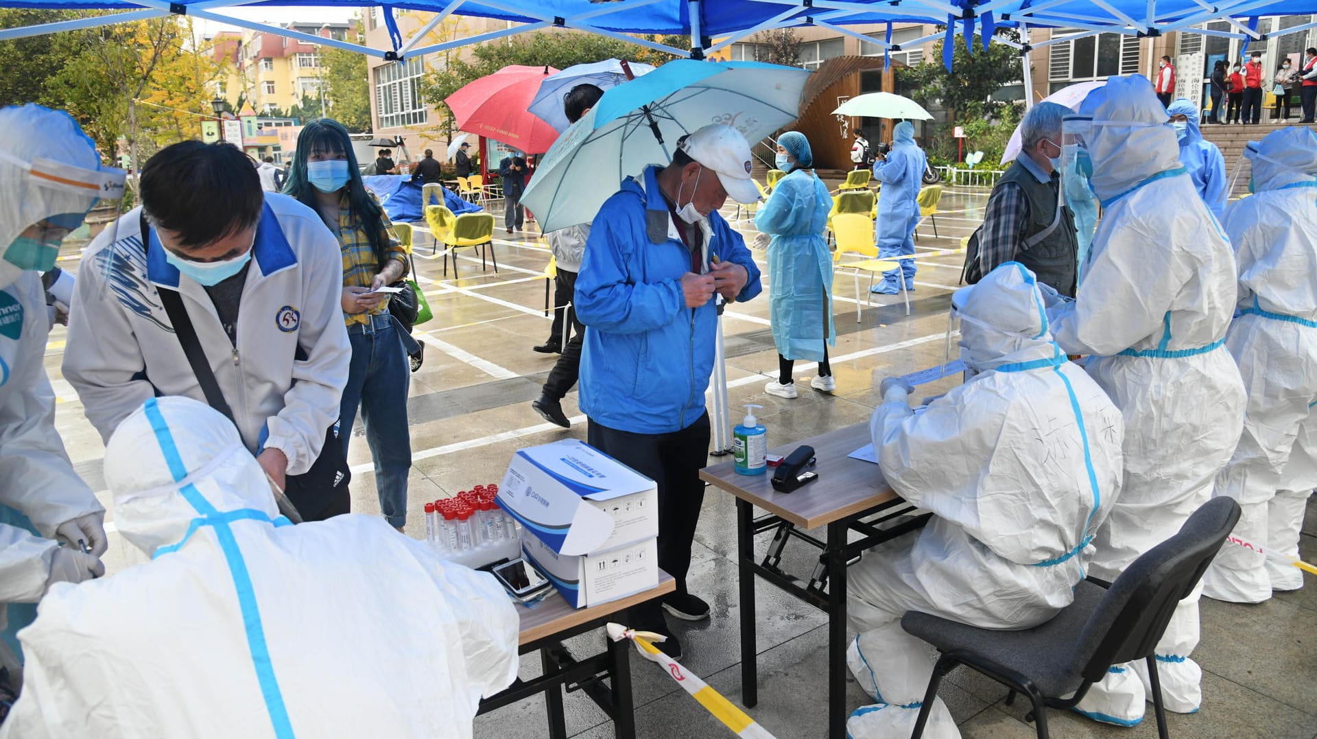 Einwohner stehen für einen Corona-Massentest in der ostchinesischen Metropole Qingdao an: Innerhalb von wenigen Tagen sollen zehn Millionen Menschen getestet worden sein.