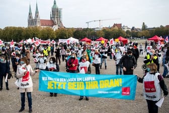 Streikende auf der Theresienwiese in München.