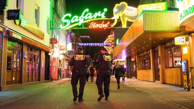 Polizisten kontrollieren die Sperrstunde auf der Reeperbahn.