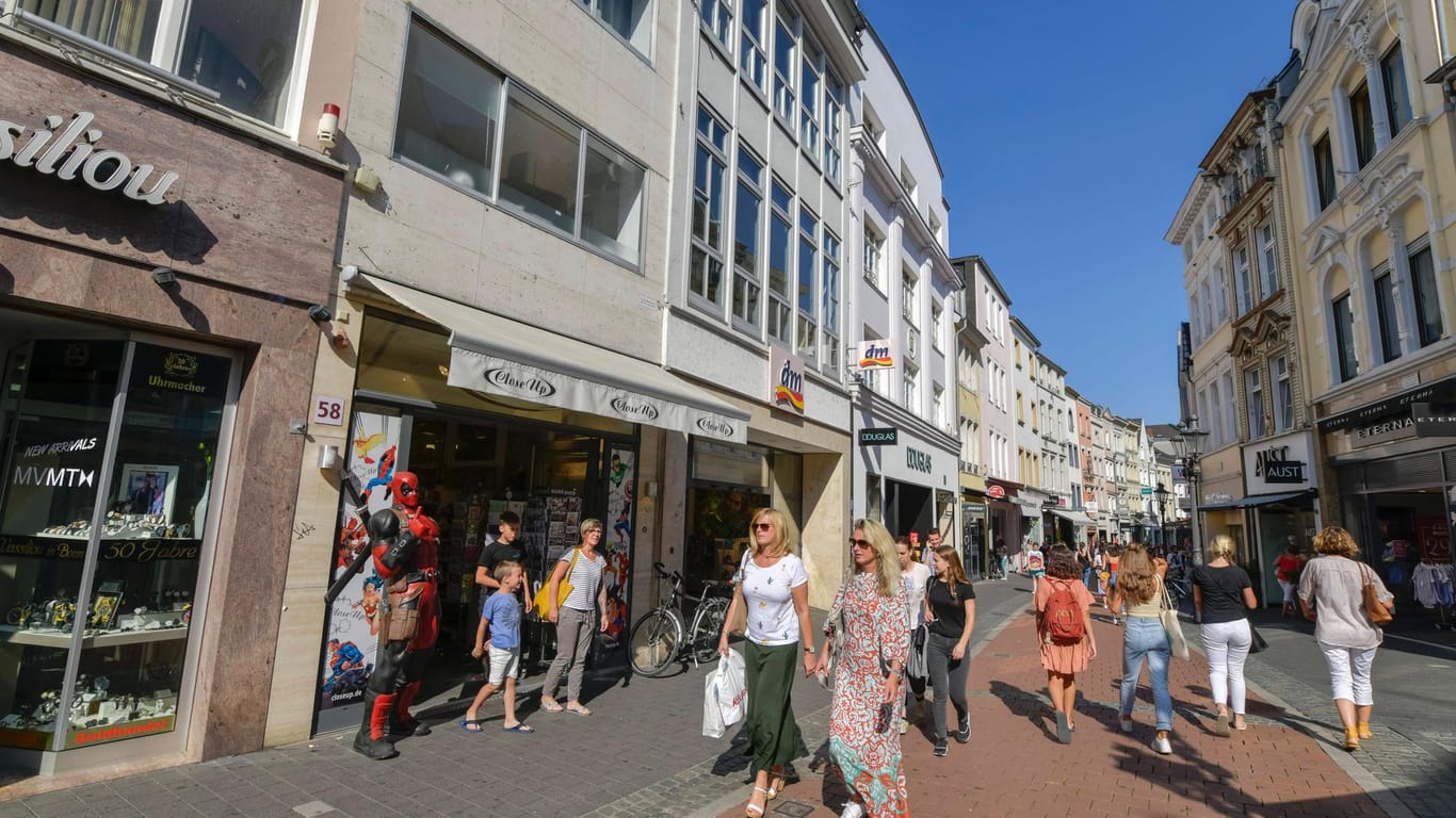 Die Sternstraße in Bonn: In Fußgängerzonen herrscht ab sofort Maskenpflicht.