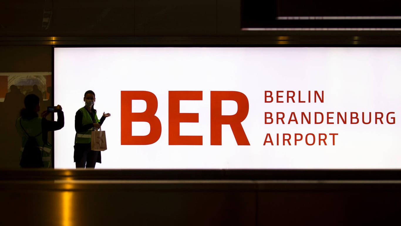 Das Logo des Flughafens BER (Symbolbild): Am Flughafen werden noch 15 Rechner mit Windows XP eingesetzt.