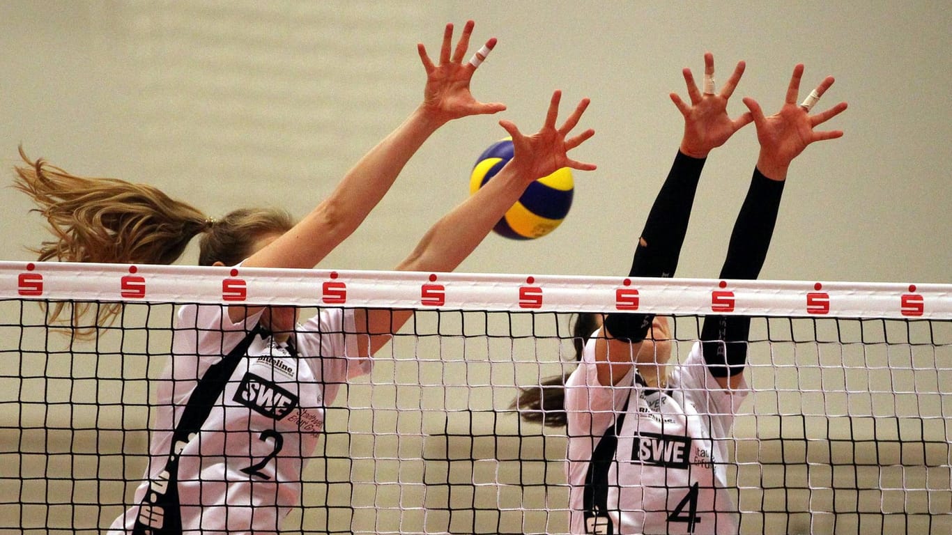 Zwei Spielerinnen springen ans Netz (Symbolbild): Die Volleyballerinnen von Schwarz-Weiß Erfurt mussten am Wochenende ohne Punkte nach Hause fahren.