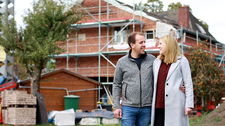Janina und Christian Dieckmann vor ihrem Haus in Werne: Die Bauarbeiten sollen im Frühjahr 2021 beendet sein.