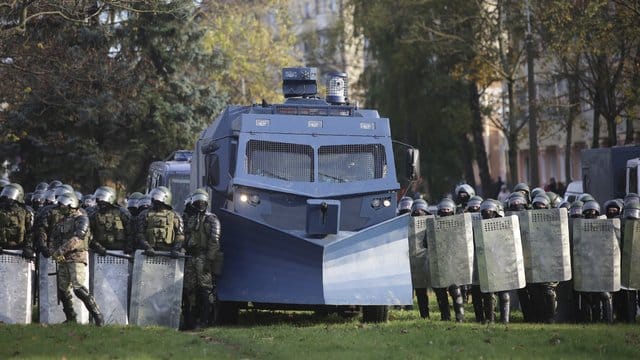 Die belarussische Polizei hat während einer Protestkundgebung der Opposition eine Straßensperre errichtet. Die belarussische Polizei hat während einer Protestkundgebung der Opposition eine Straßensperre errichtet.