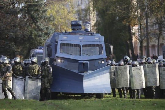 Die belarussische Polizei hat während einer Protestkundgebung der Opposition eine Straßensperre errichtet.