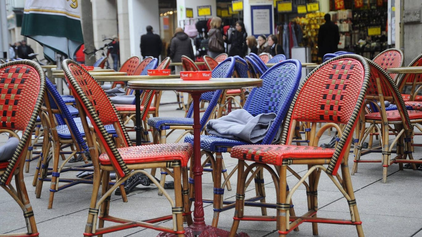 Leere Stühle einer Außengastronomie bei herbstlichem Wetter: In Köln werden keine Sondernutzungsgebühren für Außengastronomie in diesem Winter erhoben.