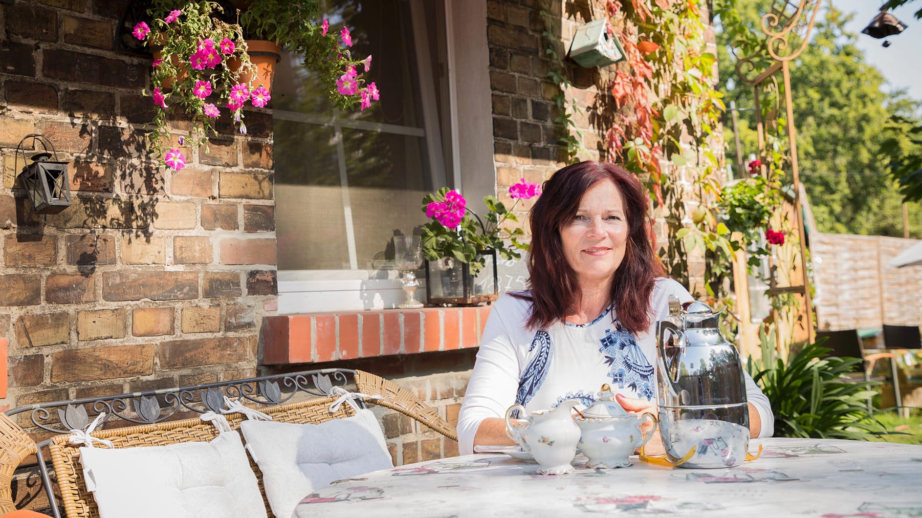 Renate Krischer vor ihrem Haus: Die Rentnerin kann dank ihrer Geldanlagen entspannt in die Zukunft schauen.