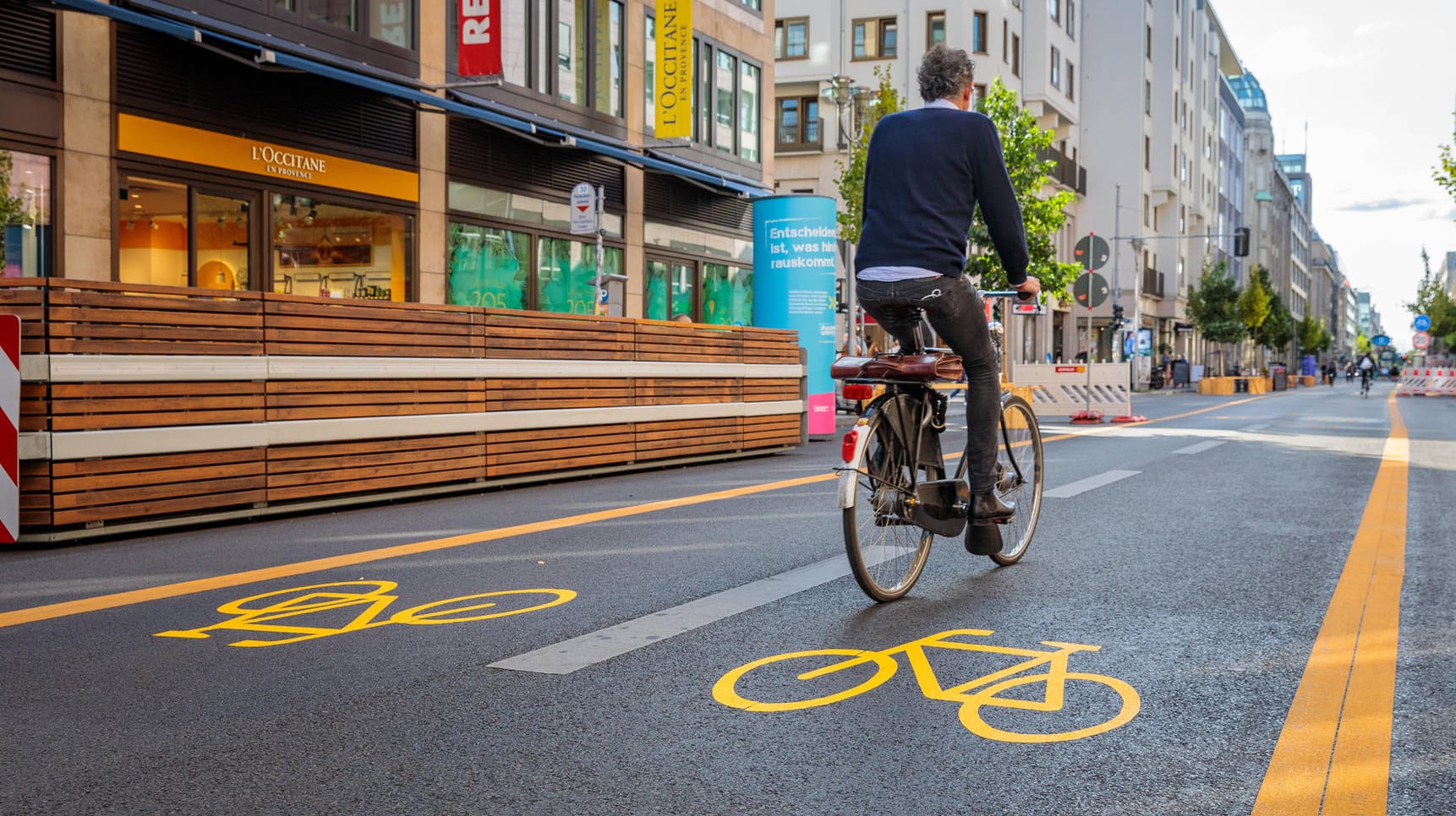 Ein Radfahrer auf der autofreien Friedrichsstraße in Berlin: Berlins Polizeipräsidentin für Diskussion über Fahrrad-Kennzeichnungspflicht.