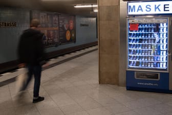 Berlin: Ein Automat mit unterschiedlichen Modellen von Mund- und Nasenmasken steht an der U-Bahnstation in der Turmstraße.