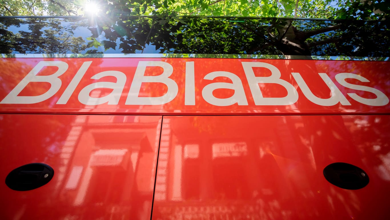 Ein Fernbus der Firma Blablabus (Symbolbild): Das Unternehmen stellt den Betrieb in Deutschland ein.