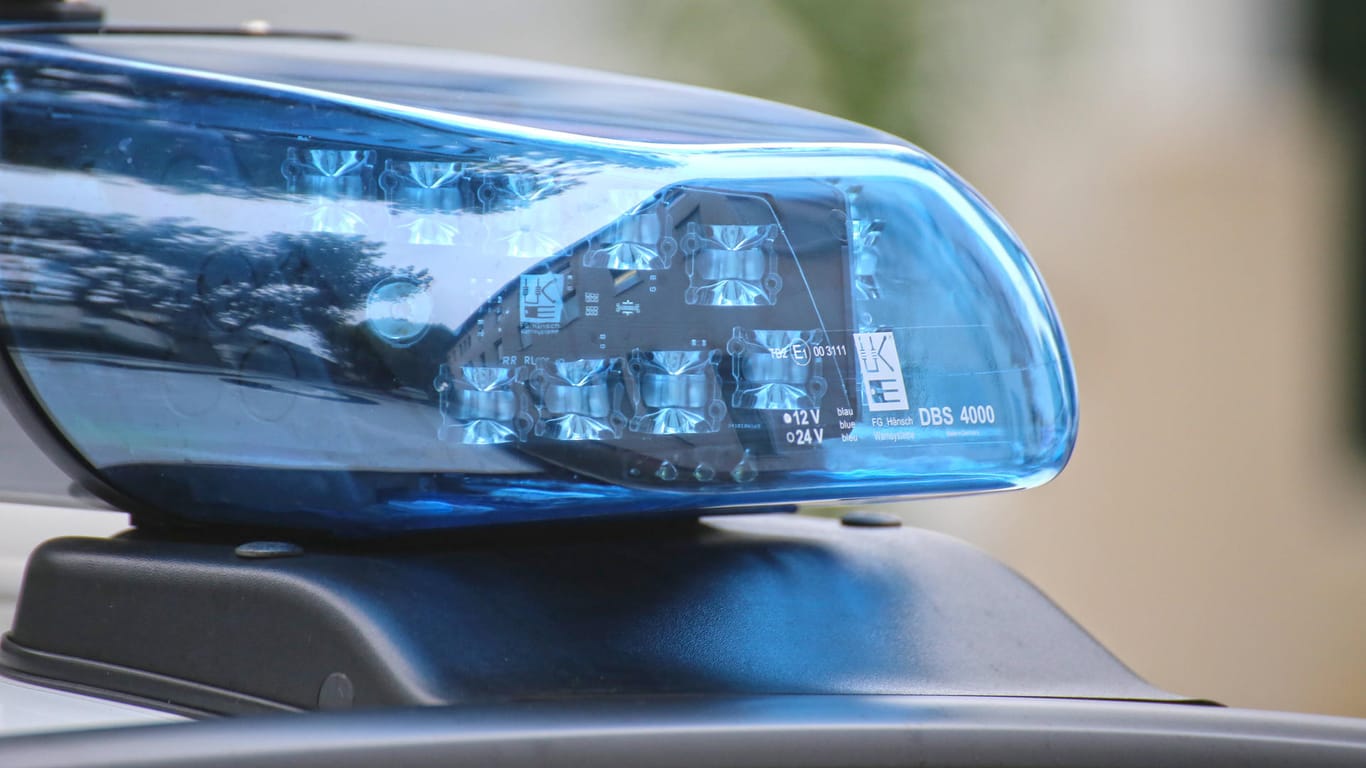 Nahaufnahme von einem Blaulicht an einem Polizeiauto (Symbolbild): In Bielefeld hat ein Mann einen Supermarkt mit einer Waffe überfallen.
