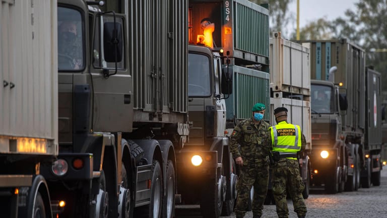 Soldaten stehen vor Lastwagen: Der Konvoi transportiert ein Feldkrankenhaus nach Prag.