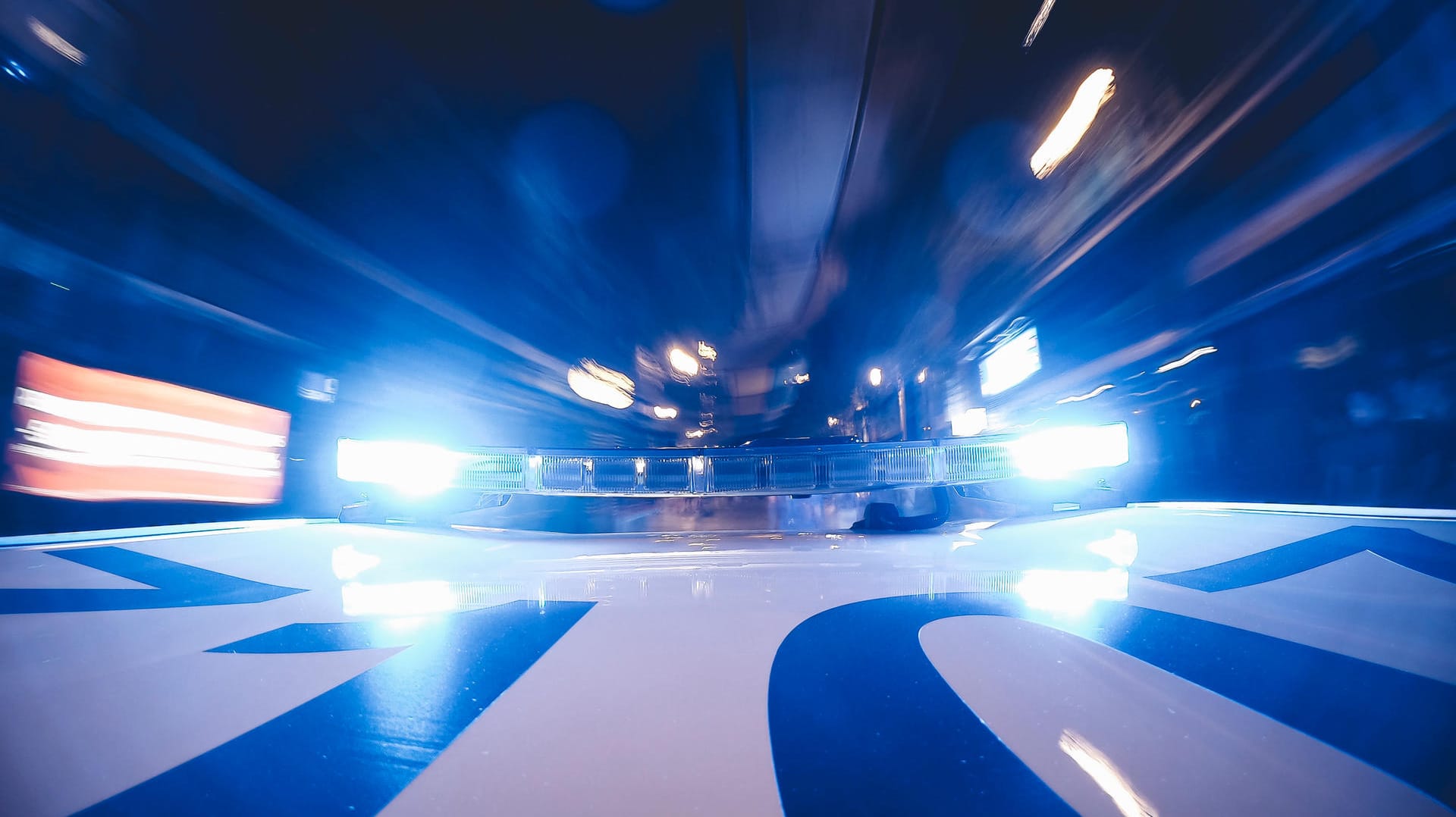 Polizeieinsatz (Symbolbild): In Gelsenkirchen kam es zu einer Massenschlägerei, die Polizeibeamten stellten eine Waffe sicher. Polizeieinsatz (Symbolbild): In Gelsenkirchen kam es zu einer Massenschlägerei, die Polizeibeamten stellten eine Waffe sicher.