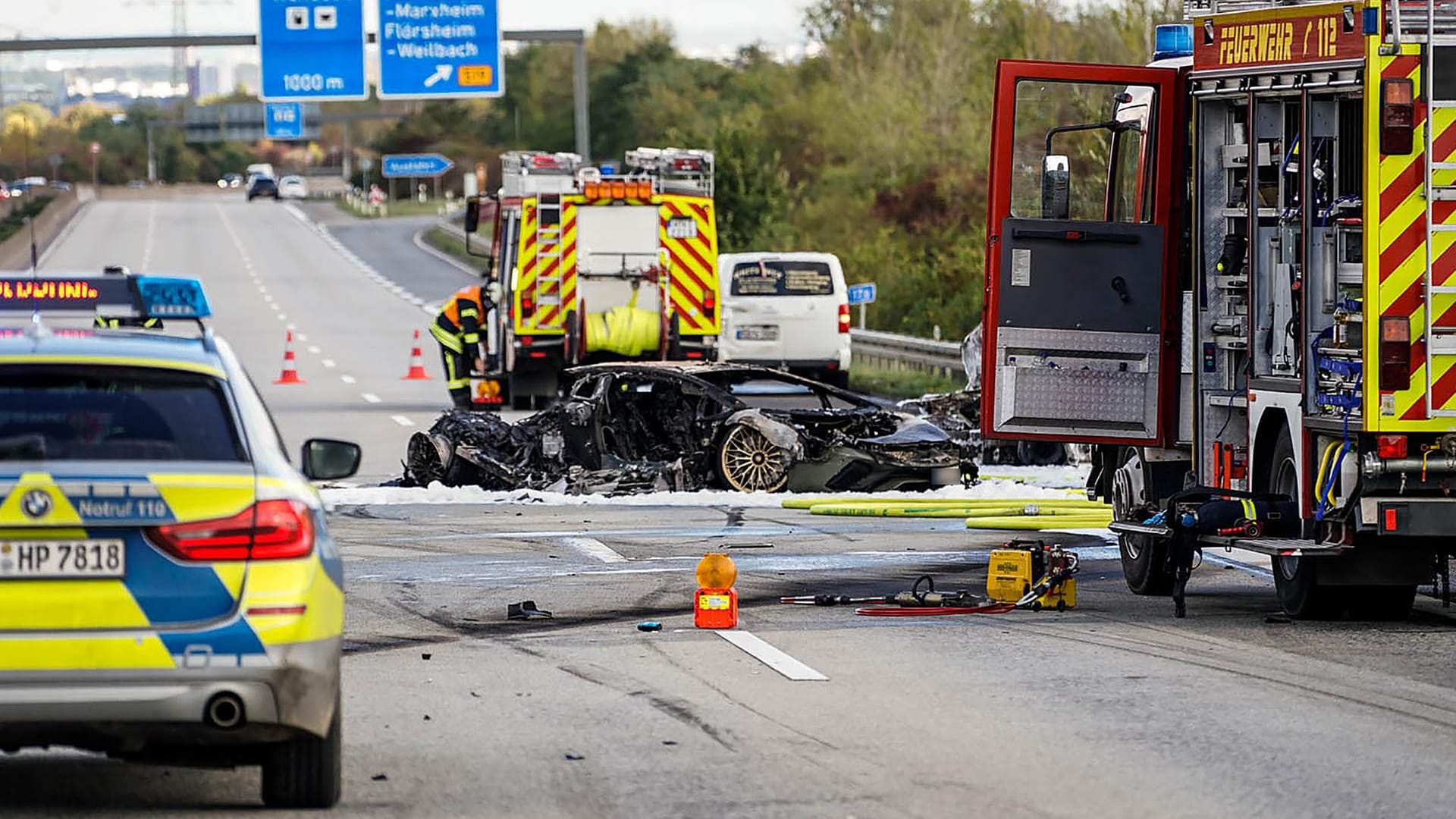 Hessen, Hofheim: Feuerwehrfahrzeuge stehen bei einem ausgebrannten Fahrzeug auf der Autobahn 66. Bei einem Unfall auf der Autobahn 66 bei Hofheim am Taunus ist ein Mensch ums Leben gekommen.