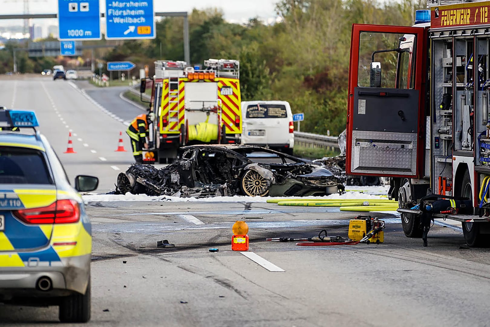 Hessen, Hofheim: Feuerwehrfahrzeuge stehen bei einem ausgebrannten Fahrzeug auf der Autobahn 66. Bei einem Unfall auf der Autobahn 66 bei Hofheim am Taunus ist ein Mensch ums Leben gekommen.