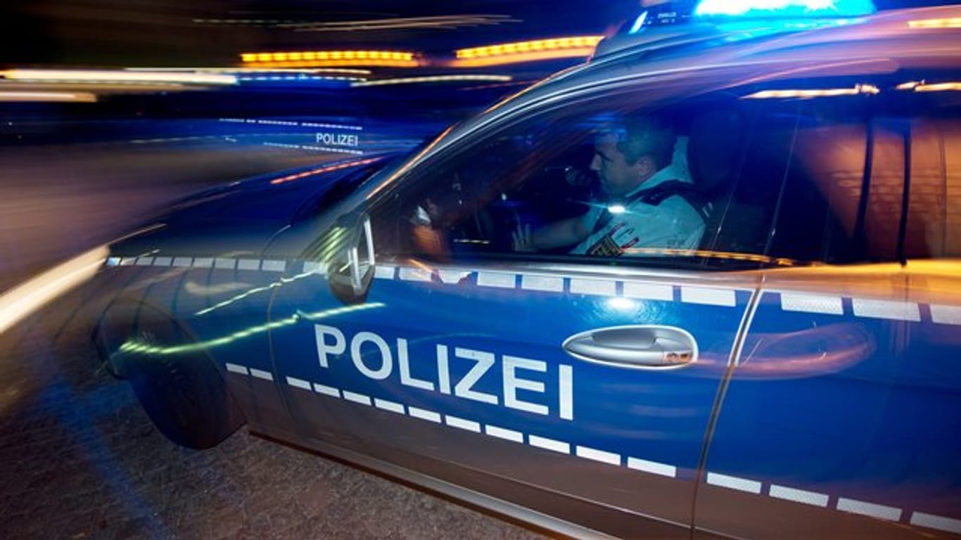 Eine Polizeistreife fährt zu einem Einsatz (Symbolbild): In Frankfurt stehen zwei junge Männer im Verdacht, sich ein illegales Autorennen geliefert zu haben.
