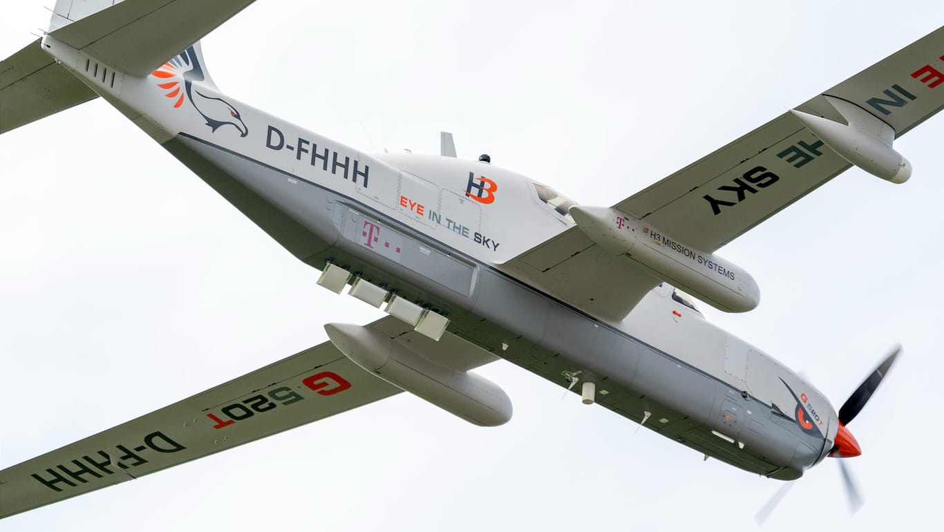 Ein mit Antennen ausgerüstetes, ferngesteuertes Flugzeug: Die Deutsche Telekom testete das Fahrzeug als fliegende Mobilfunkstation.
