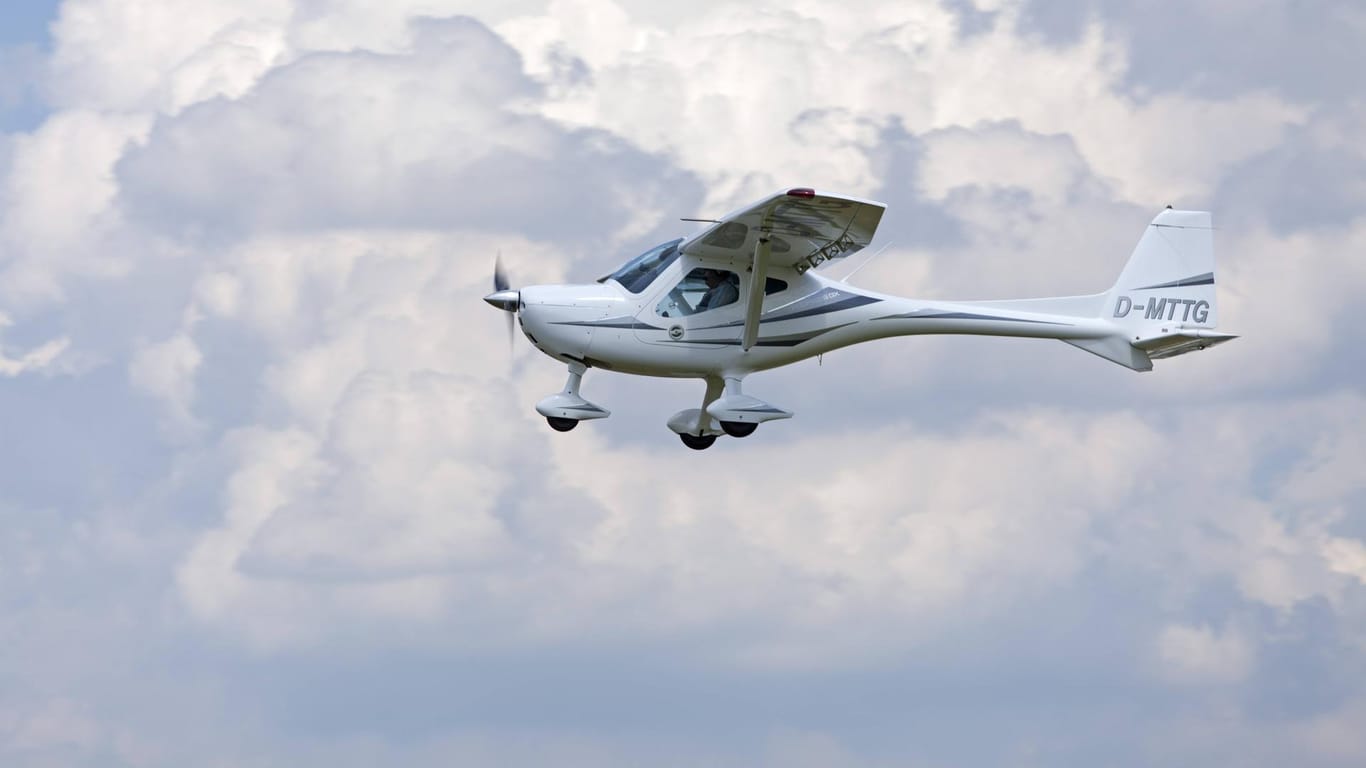 Ultraleichtflugzeug (Symbolbild): Ein Pilot ist mit seinem Flieger am Montag verunglückt.