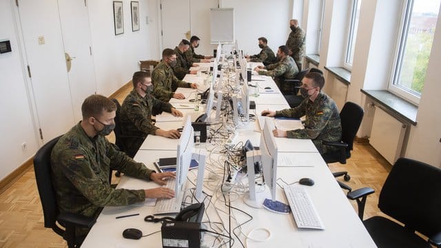 Soldaten der Bundeswehr helfen in der Region Hannover bei der Nachverfolgung von Infektionsketten. Soldaten der Bundeswehr helfen in der Region Hannover bei der Nachverfolgung von Infektionsketten.