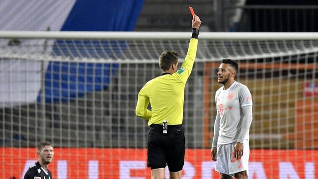 Holte sich beim Bayern-Sieg in Bielefeld die Rote Karte ab: Corentin Tolisso. Holte sich beim Bayern-Sieg in Bielefeld die Rote Karte ab: Corentin Tolisso.