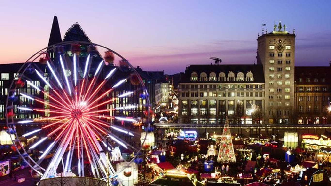 Blick auf einen Teil vom Leipziger Weihnachtsmarkt (Archivbild): Der Markt plant mit Corona-Einschränkungen.