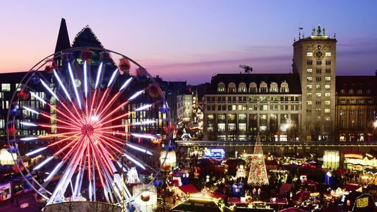Blick auf einen Teil vom Leipziger Weihnachtsmarkt (Archivbild): Der Markt plant mit Corona-Einschränkungen.
