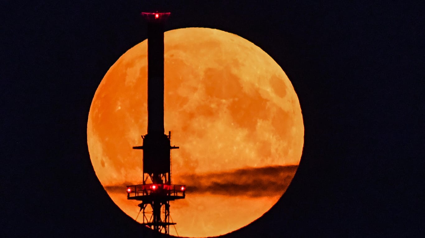 Der Vollmond am Abendhimmel hinter einem Funkmast: Nokia ist laut eigenen Angaben von der Nasa auserkoren worden, ein Mobilfunknetz auf dem Mond aufzubauen.