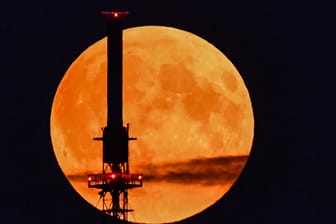 Der Vollmond am Abendhimmel hinter einem Funkmast: Nokia ist laut eigenen Angaben von der Nasa auserkoren worden, ein Mobilfunknetz auf dem Mond aufzubauen.