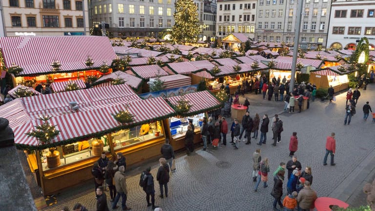 Menschen spazieren über den Weihnachtsmarkt in Leipzig (Archivbild): In diesem Jahr wird vieles anders.
