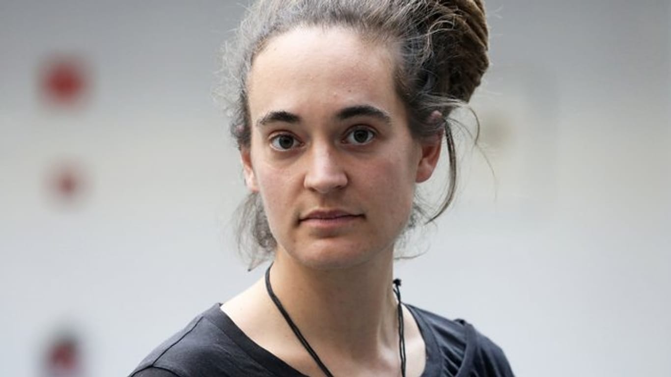 Carola Rackete schaut in die Kamera: Das Preisgeld des Karl-Küpper-Preises spendet sie an Libyen.
