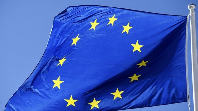 Nach dpa-Informationen unterstützt die EU-Kommission die Idee, dass die einzelnen Sanktionen wegen Menschenrechtsverletzungen bereits mit einer qualifizierten Mehrheit der Mitgliedstaaten getroffen werden können und keine Einstimmigkeit erforderlich ist. Nach dpa-Informationen unterstützt die EU-Kommission die Idee, dass die einzelnen Sanktionen wegen Menschenrechtsverletzungen bereits mit einer qualifizierten Mehrheit der Mitgliedstaaten getroffen werden können und keine Einstimmigkeit erforderlich ist.