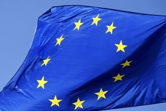 Nach dpa-Informationen unterstützt die EU-Kommission die Idee, dass die einzelnen Sanktionen wegen Menschenrechtsverletzungen bereits mit einer qualifizierten Mehrheit der Mitgliedstaaten getroffen werden können und keine Einstimmigkeit erforderlich ist.