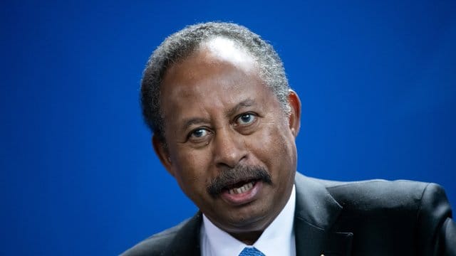 Abdullah Hamduk, Ministerpräsident des Sudan und Leiter der sudanesischen Übergangsregierung, spricht im Februar auf einer Pressekonferenz. Abdullah Hamduk, Ministerpräsident des Sudan und Leiter der sudanesischen Übergangsregierung, spricht im Februar auf einer Pressekonferenz.
