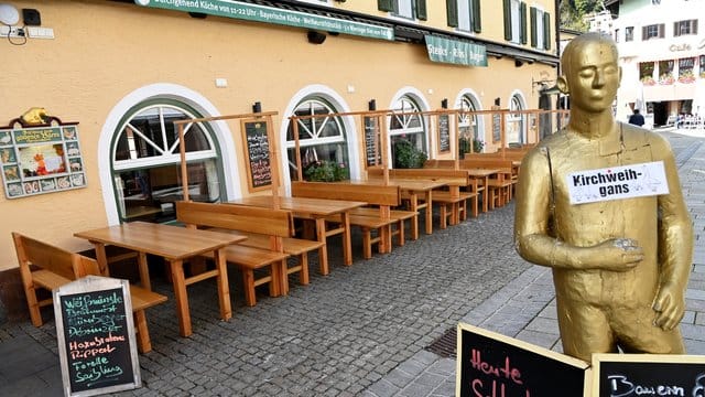 Leere Tische und Bänke stehen vor einem Lokal im Ortskern von Berchtesgaden.
