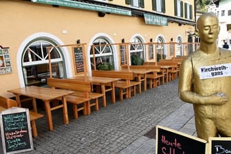 Leere Tische und Bänke stehen vor einem Lokal im Ortskern von Berchtesgaden.