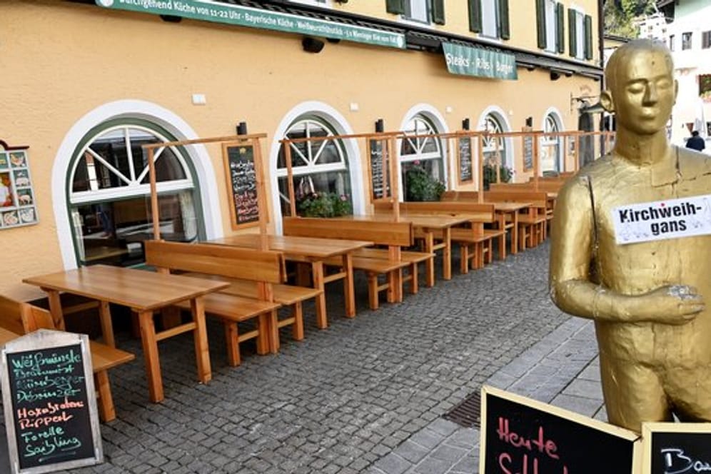 Leere Tische und Bänke stehen vor einem Lokal im Ortskern von Berchtesgaden.