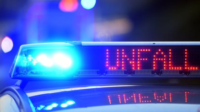 Auf einem Polizeifahrzeug warnt eine Leuchtschrift vor einer Unfallstelle: Auf der A14 hat es einen Unfall gegeben. Auf einem Polizeifahrzeug warnt eine Leuchtschrift vor einer Unfallstelle: Auf der A14 hat es einen Unfall gegeben.