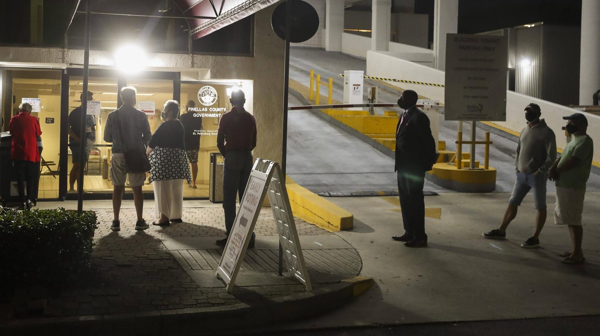 Bürger warten vor einem Wahlbüro in Tampa, Florida. Vielerorts in den USA können die Menschen schon jetzt ihre Stimmen abgeben.