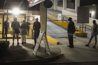 Bürger warten vor einem Wahlbüro in Tampa, Florida. Vielerorts in den USA können die Menschen schon jetzt ihre Stimmen abgeben.