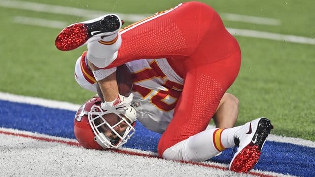 Travis Kelce von den Kansas City Chiefs erzielt einen Touchdown.